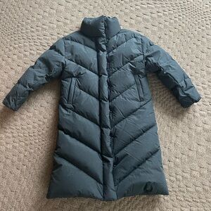 COPY - Brand new Aritzia long puffer jacket.

Wilfred THE CLOUD PUFF™ LONG

Bla…